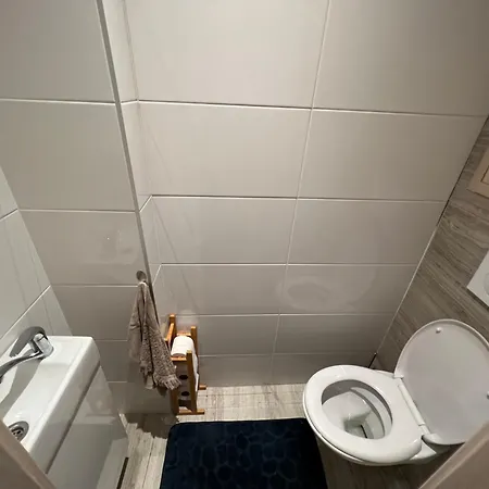 Cozy In Great Location Apartment