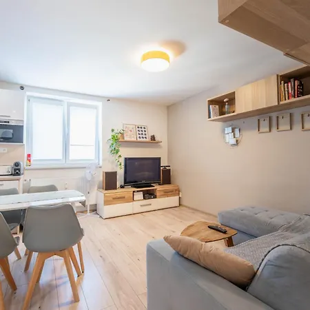 Cozy In Great Location شقة